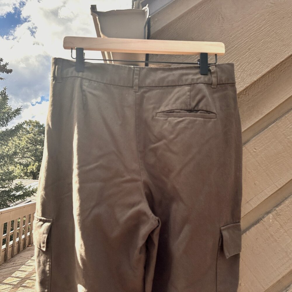 EUC Old Navy Extra High Waisted Taylor Pleated Cargo Pants - Picture 7 of 11